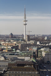 Deutschland, Hamburg, Stadtbild von St. Petri Kirche mit Fernsehturm - KRP000422