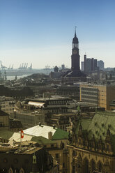 Deutschland, Hamburg, Stadtbild von St. Petri Kirche mit St. Michaelis Kirche und Hafen - KRP000426