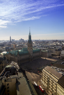 Deutschland, Hamburg, Stadtbild von St. Petri Kirche mit St. Michaelis Kirche und Rathaus - KRP000428