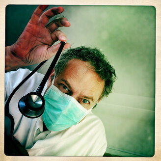Arzt hält Stethoskop wie ein Pendel, Freiburg, Deutschland - DRF000623