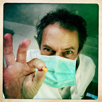 Arzt mit Medikament in der Hand in übertriebener Pose, Freiburg, Deutschland - DRF000624