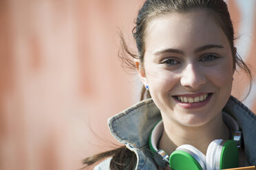 Porträt eines lächelnden Teenagers mit Kopfhörern - UUF000214