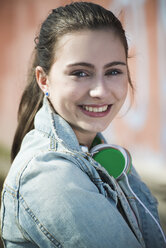Porträt eines lächelnden Teenagers mit Kopfhörern - UUF000192