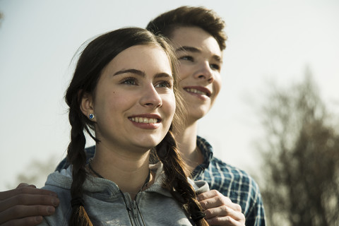 Porträt eines lächelnden Teenagerpaares, lizenzfreies Stockfoto