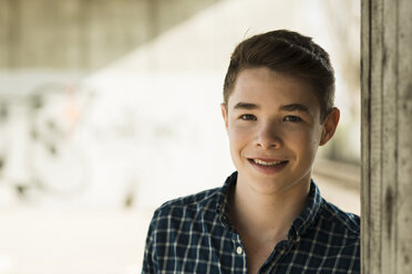 Portrait of smiling teenager - UUF000212