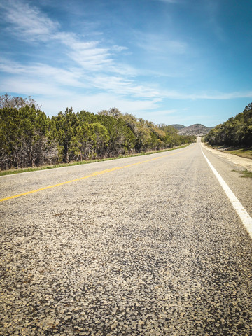 Texas Hill Country Road, FM 470 von Utopia nach Tarpley, Texas, Vereinigte Staaten,, lizenzfreies Stockfoto