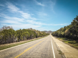 Texas Hill Country Road, Farm to Market Road 470 von Utopia nach Tarpley, Texas, Vereinigte Staaten, - ABAF001309
