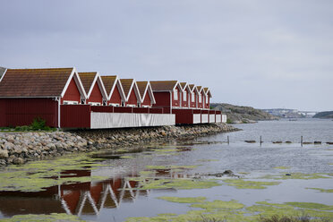 Schweden, Kungshamn, Reihe von typischen roten Holzhäusern - BR000207