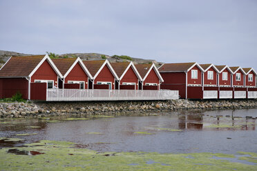 Schweden, Kungshamn, Reihe von typischen roten Holzhäusern - BR000208