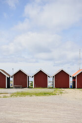 Schweden, Kungshamn, Reihe von typischen roten Holzhäusern - BR000222