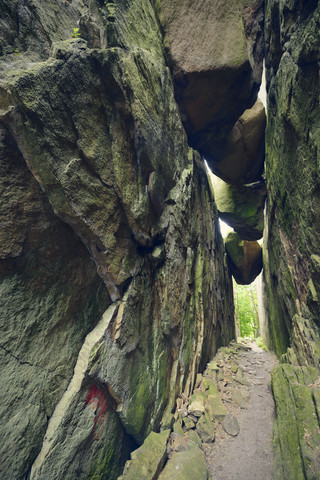 Sweden, Fjaellbacka, Giant boulders stuck in Kungsklyfta stock photo