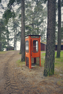 Schweden, Karlstad, Verlassene Telefonzelle im Wald - BR000270