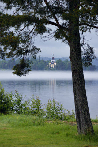 Schweden, Leksand, Siljansee und Kirche, lizenzfreies Stockfoto