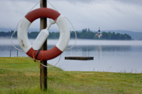 Schweden, Leksand, Siljansee, Rettungsring und Kirche - BR000278