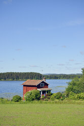 Sweden, Mora, Red hut at Lake Siljan - BR000319