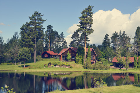 Schweden, Mora, Blockhaus am Seeufer, lizenzfreies Stockfoto