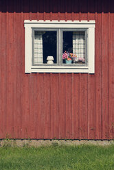 Sweden, Mora, Detail of a typical red wooden house - BR000356
