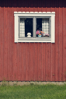 Schweden, Mora, Detail eines typischen roten Holzhauses - BR000356