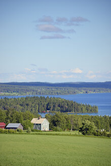 Sweden, Brunflo, Houses by the lakeside at Locknesjoen - BR000380