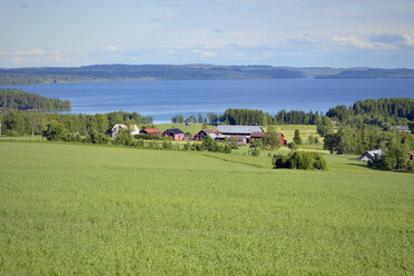 Schweden, Brunflo, Häuser am Seeufer in Locknesjoen - BR000385