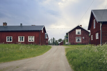 Schweden, Stroemsund, Siedlung mit typischen roten Holzhäusern - BR000423