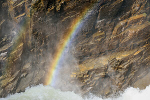 Schweden, Gaeddede, Regenbogen am Wasserfall Haellingsafallet - BR000510