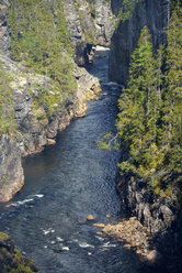 Schweden, Gaeddede, Fluss am Wasserfall Haellingsafallet - BR000524