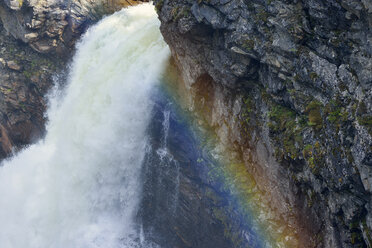 Schweden, Gaeddede, Regenbogen am Wasserfall Haellingsafallet - BR000523