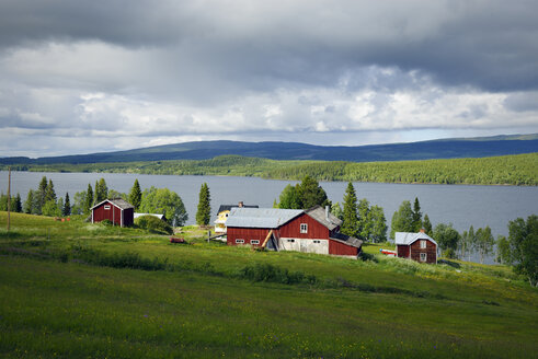 Schweden, Gaeddede, Landschaft mit Häusern bei Vildmarksvaegen - BR000521