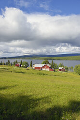 Schweden, Gaeddede, Landschaft mit Häusern bei Vildmarksvaegen - BR000520