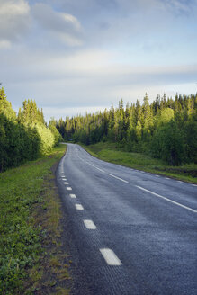 Schweden, Gaeddede, Vildmarksvaegen im Abendlicht - BR000511