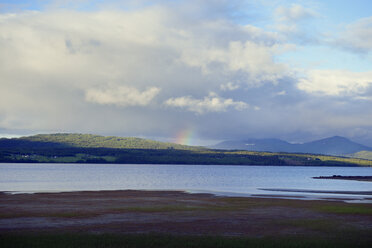 Schweden, Gaeddede, See Stor-Blasjoen am Abend mit Regenbogen - BR000509