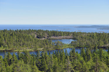 Schweden, Oernskoeldsvik, Skuleskogen National Park mit Seen und Ostsee - BR000374