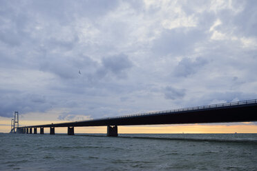 Dänemark, Korsor, Brücke über den Großen Belt in der Abenddämmerung - BR000346