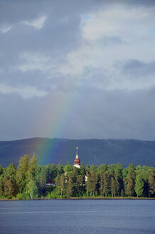 Schweden, Leksand, Regenbogen über dem Siljansee mit Kirche - BR000330