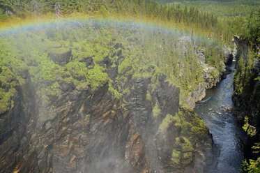 Schweden, Gaeddede, Regenbogen am Wasserfall Haellingsafallet - BR000304