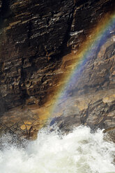 Schweden, Gaeddede, Regenbogen am Wasserfall Haellingsafallet - BR000303
