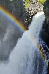 Schweden, Gaeddede, Regenbogen am Wasserfall Haellingsafallet - BR000301