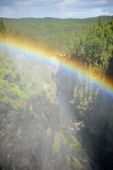 Schweden, Gaeddede, Regenbogen am Wasserfall Haellingsafallet - BR000299