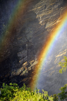 Schweden, Gaeddede, Regenbogen am Wasserfall Haellingsafallet - BR000298
