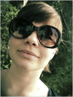 junge Frau mit Sonnenbrille, Deutschland, Nordrhein-Westfalen, Minden - HOHF000695
