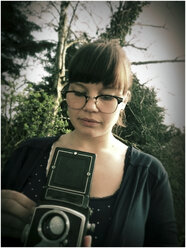 young woman with two-eyed SLR, Germany, North Rhine-Westphalia, Minden - HOHF000694