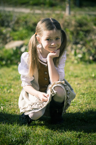 Porträt eines kleinen Mädchens in einem Kleid im Landhausstil, lizenzfreies Stockfoto