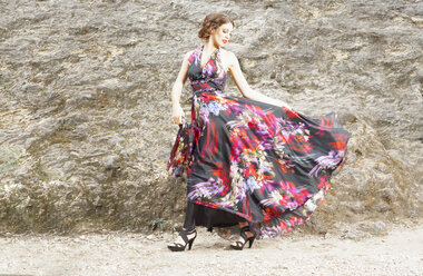 Junge Frau trägt Seidenkleid mit Blumenmuster - FCF000009