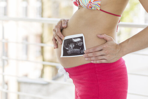 Schwangere Frau mit Ultraschallbild - DRF000640