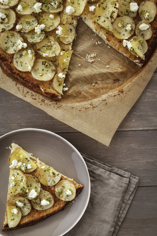 Pizza mit Kartoffeln und Ziegenkäse auf Blumenkohlteig, lizenzfreies Stockfoto