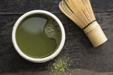 Grüner Matcha-Tee in Tasse mit Cha-sen - IPF000102