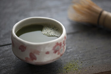 Grüner Matcha-Tee in Tasse mit Cha-sen - IPF000103