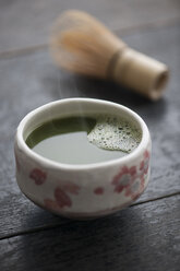 Grüner Matcha-Tee in Tasse mit Cha-sen - IPF000104