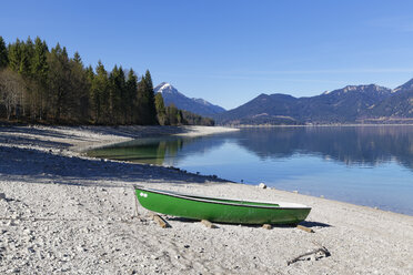 Germany, Bavaria, Upper Bavaria, Niedernach, Simetsberg mountain, Lake Walchensee and boat - SIEF005280